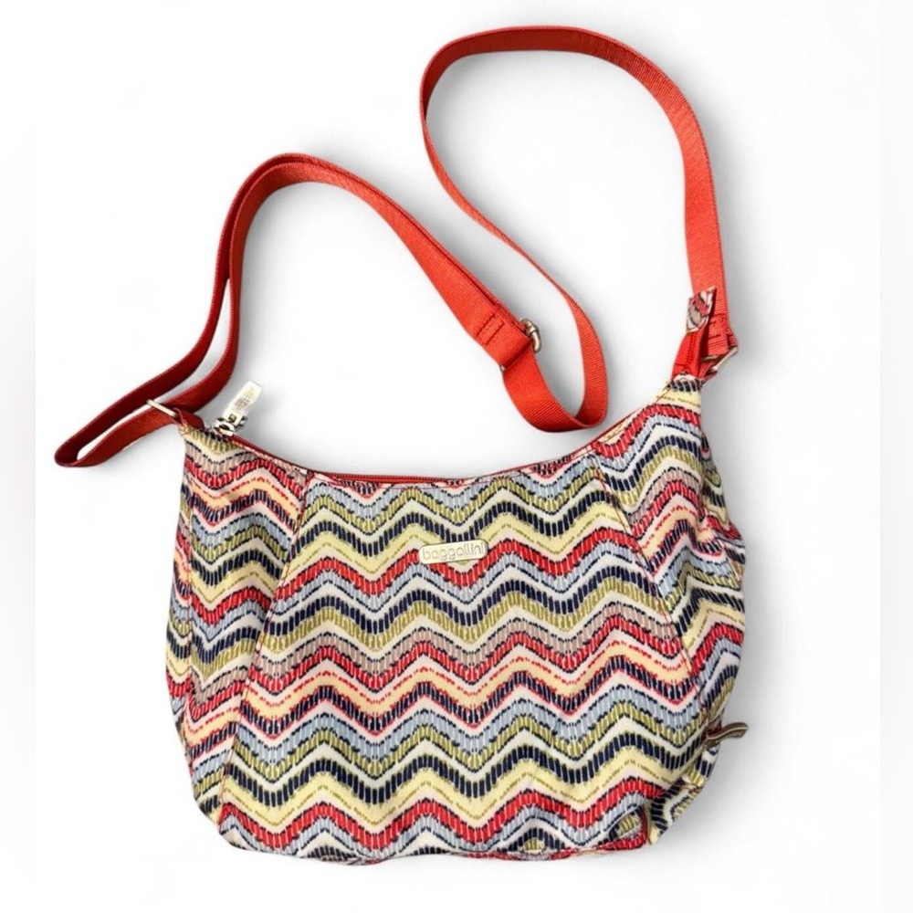 BAGGALLINI zig zag pattern crossbody/shoulder bag. Roomy, full of pockets! Clean